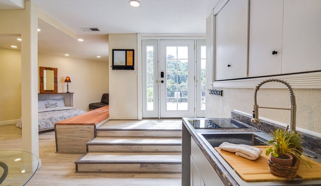 Cozy Aptos Studio ~ 2 Mi to Seacliff State Beach!