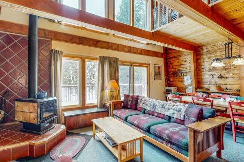 Cozy cabin in the heart of nature with wood fireplace deck & loft