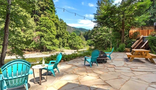 Cozy Creek Cabin~Swimming Hole, Hot Tub & Russian River~Dog-Friendly