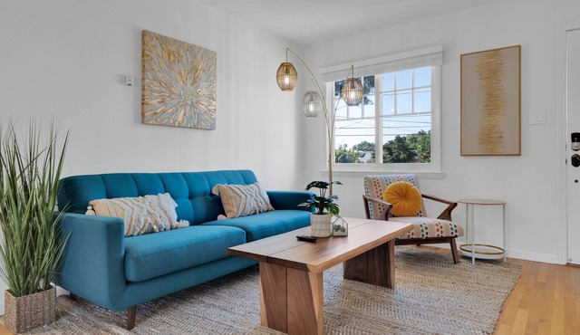 Cozy Home -> Dwntwn, Transit, Food, & Hospitals!