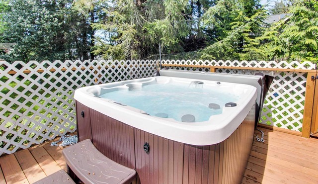 Cozy home with private hot tub, near Ridge Trail and golf