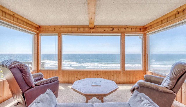 Cozy Oceanfront Cottage w/Stunning View