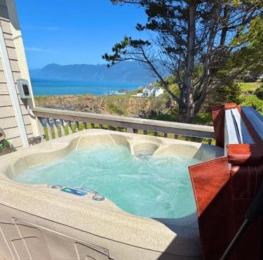 Cozy Oceanview! by OceanviewHotTubs Oceanfront! Shelter Cove, CA Tesla EV station