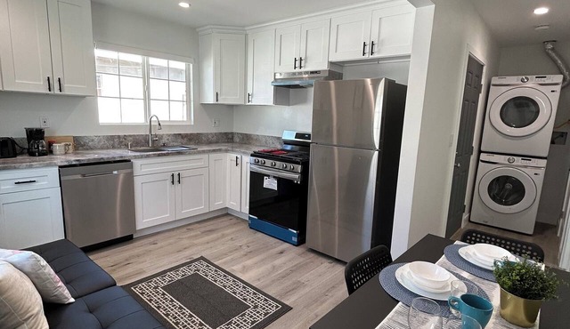Cozy one bedroom one bath house with WD in unit, AC, Ethernet near Culver City