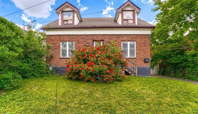 Cozy spacious house for large group - huge backyard w/ deck & Bonfire
