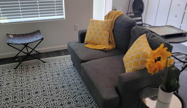 Cozy studio ADU in lovely Los Angeles with refreshing AC near SoFi Stadium