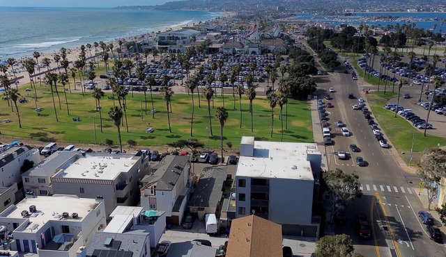 Cozy Studio/Flat Steps to Ocean745 1/2 - Sleeps 2, BBQ, Next to Belmont Park