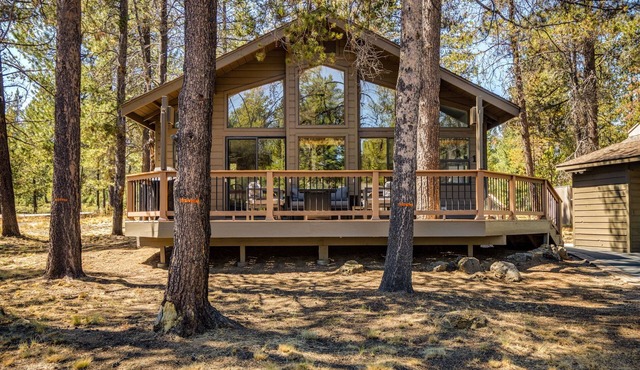 Cozy Sunriver Gateway: Beautiful Windows, Deck, Games + SHARC