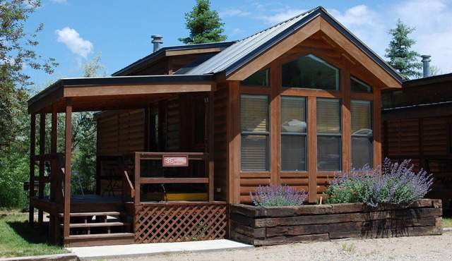 Cozy "Tiny Home" style Cabin Perfect for Couples and Families