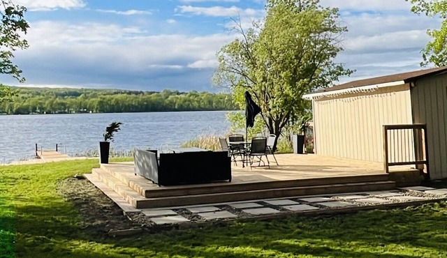 Cozy Waterfront 3 Bedroom Cottage (Pet-Friendly)