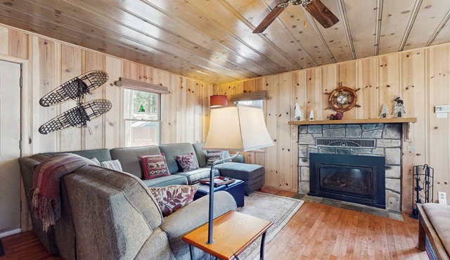 Cute cabin with private hot tub, less than a mile from Lake Tahoe!