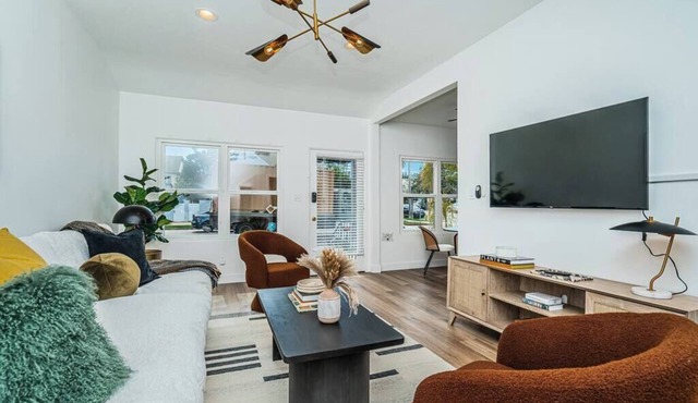Dahlia Suite I Steps to Bay, Shops, Food + More