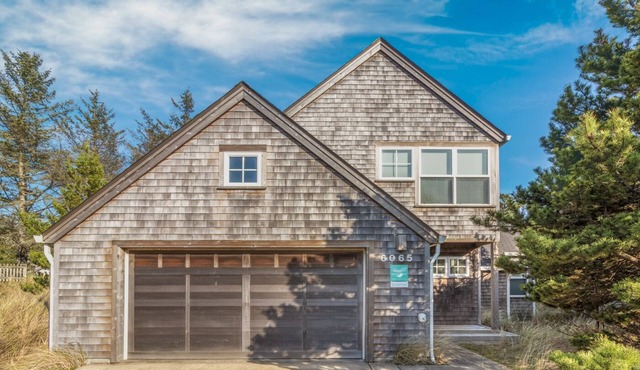 Delightfully Decorated Home Walking Distance to the Beach, Fireplace, Deck, BBQ
