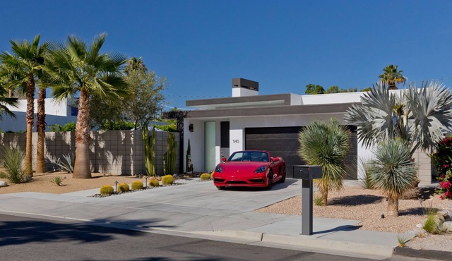 Desert Haven Luxe Oasis with pool/jacuzzi, mountain views and minimalist design