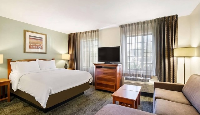 Discover San Diego: Comfortable Suites w/Pool, Breakfast & Pet-Friendly Stay!