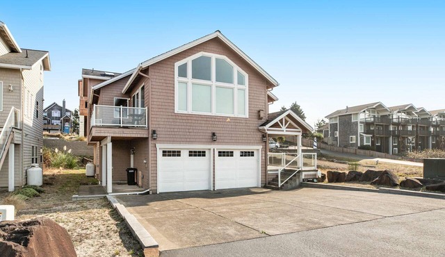 Dog friendly beach home ideal for entertaining with 2 fireplaces and great kitchen