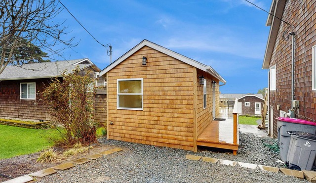 Dog-friendly, comfy cabin only two blocks from the beach