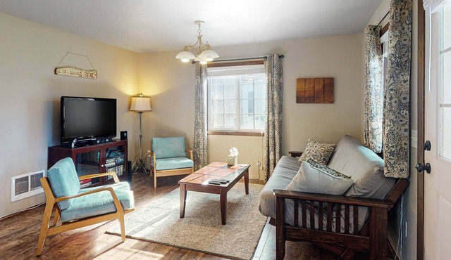 Dog Friendly Cottage with Deck WiFi and Washer Dryer Near Beaches Clamming