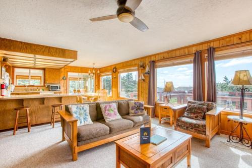 Dog-Friendly Home with Ocean Views Easy Beach and Bay Access and Free WiFi