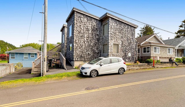 Dog friendly home with water views washer dryer and fireplace close to beaches