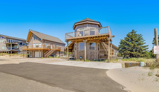 Dog Friendly House with Ocean Views Hot Tub Arcade Machine and Easy Beach Access