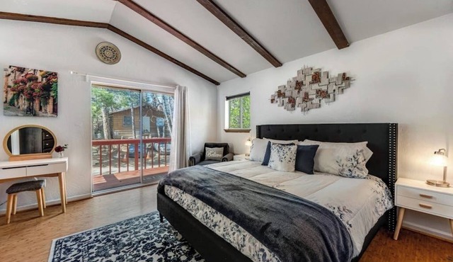 Dog-friendly retreat with fast WiFi, washer/dryer & wood-burning fireplace