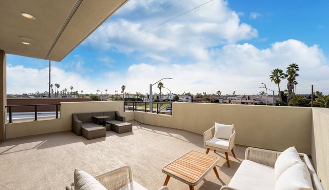 Dreamy Beach House with Pool/Spa - 5 Mins to Beach
