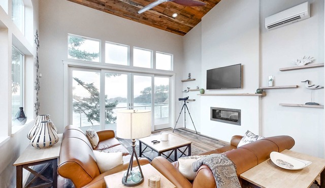 Dreamy oceanfront retreat with spacious deck and high speed WiFi dogs OK