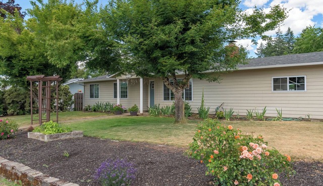 Easy Access to Autzen, Hayward & UO Graduation. BBQ & Fenced Yard. Fam Friendly.