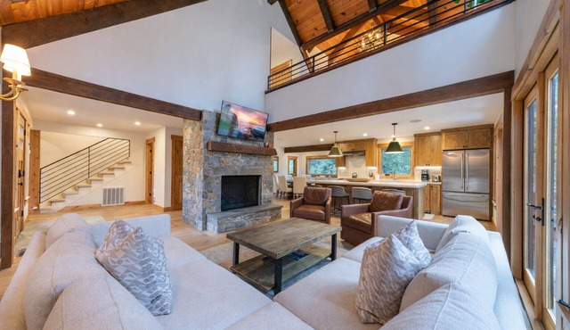 Eclipse Luxury at Tahoe Park by Tahoe Getaways - Hot Tub w/Fenced Yard & Steps to Private Beach