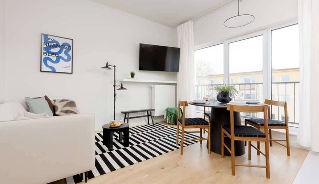 Elegant Apartment with 2 Bedrooms | Balcony