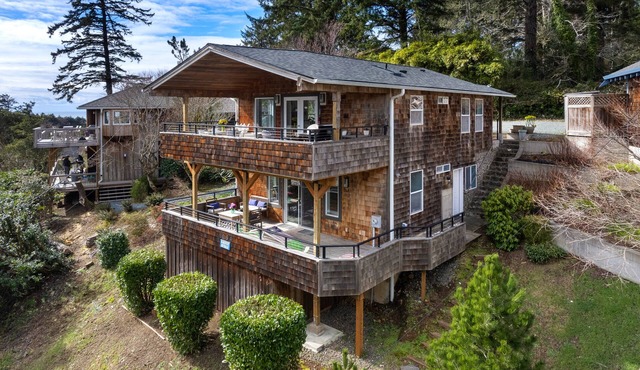 Elk Haven (previously Barefeet Retreat)-2 decks, dogs Ok, BBQ, close to beach