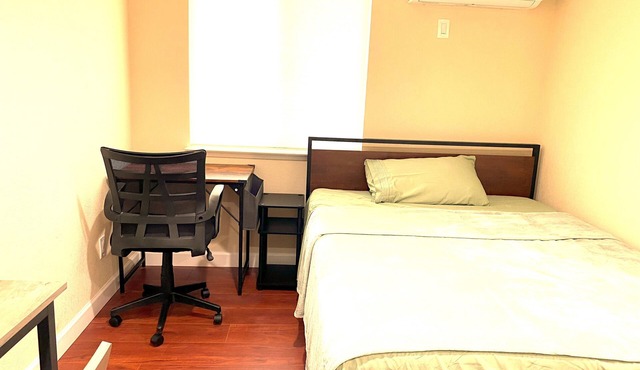 Entire cozy studio w/separate entrance steps to UCD Med Ctr & Aggie Square