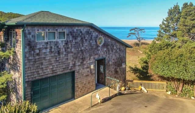 Expansive Ocean Views, Easy Beach Access, Privacy, BBQ, Hot Tub, Oceanfront!