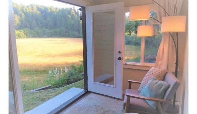 Experience rural living amongst towing Redwoods just 10 minutes from town.