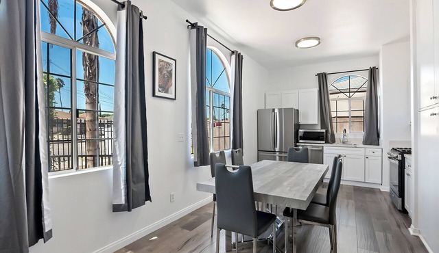 Fabulous 3-bedroom 2-bath unit centrally located near Universal/Hollywood for 6+