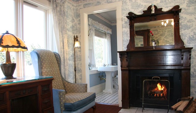 Fireplace/1800rope QUEENBED/desk/highboy dresser/clawfoot tub/shower