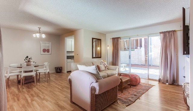Fletcher Cove Condo with large yard for Dogs, one minute walk to Fletcher Cove!