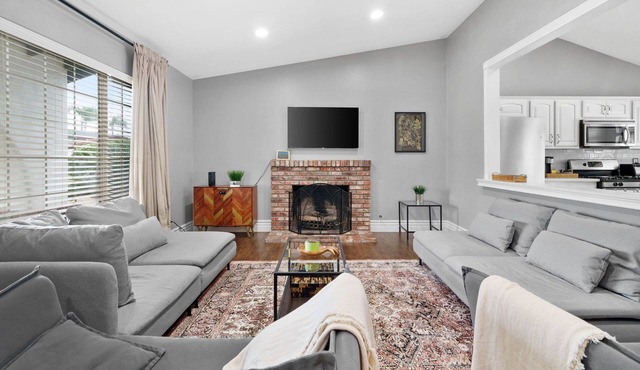 FLEXIBLE LEASE PET FRIENDLY POOL AND JACUZZI HOME IN CHINO HILLS CALIFORNIA