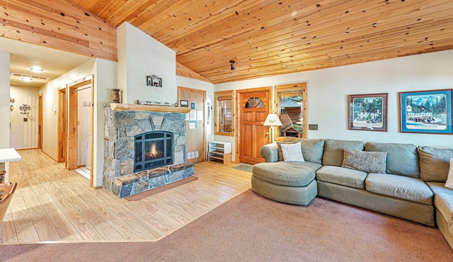 Four Bear's Lodge - Dog and Budget Friendly, Close to Trails, with Kids Bunks