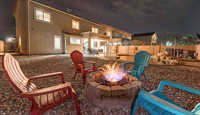 Free Pool Heat - Modern and Bright, Fire Pit