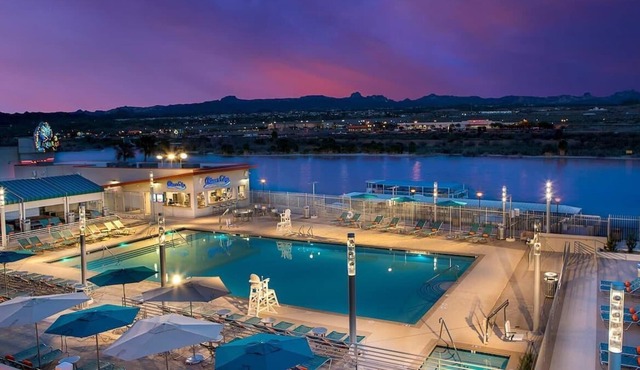 Friends Vacation! 3 Spacious Units, Game Room, Casino, Pool, Bars, FREE Parking!