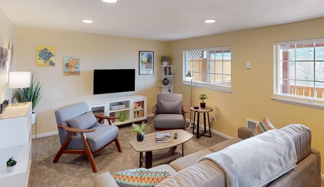 Full duplex with patio/deck, mountain views, washer/dryer, dogs allowed
