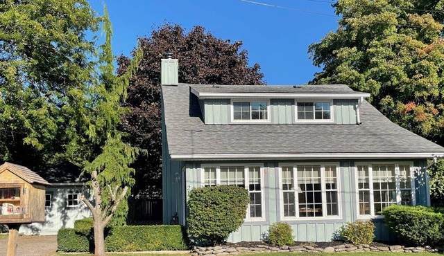 Fully Equipped Two Bedroom Cottage - heart of Wellington, Prince Edward County