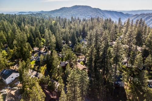 Furnished Deck: High Sierra Cabin in Twain Harte!