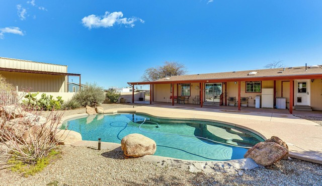 Furnished Patio! Group Desert Escape in Morristown