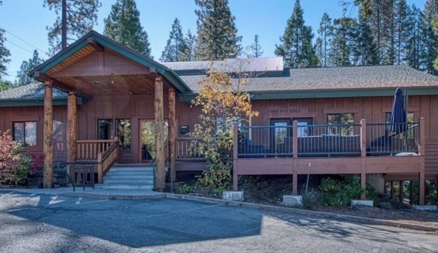 Gather at Shaver Lake Lodge - 7 bedrooms and sleeps 26 comfortably