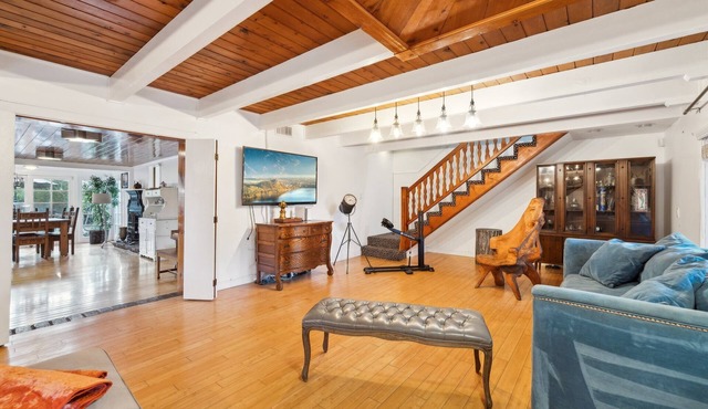 Glamorous ranch style house near attractions.