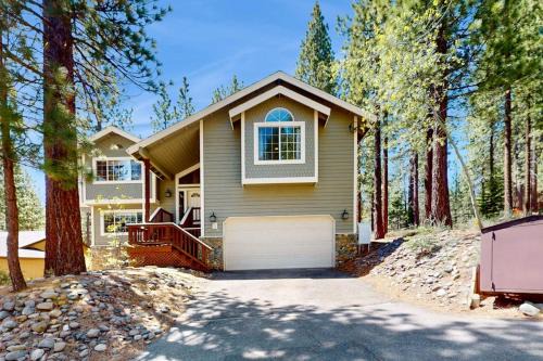 Gold Dust Getaway with Foosball Big Deck & Forest Views - Near Slopes