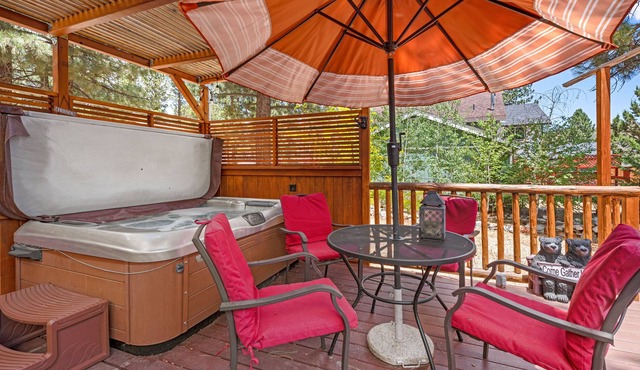 Goldies Getaway - Beautiful modern cabin with Hot Tub! Game Room with Foosball and Ping Pong Table!